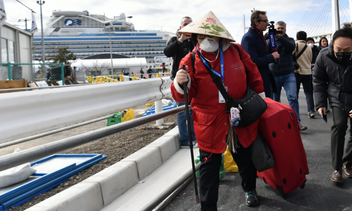 Du khách khoe kết quả xét nghiệm, để lại thông điệp cảm ơn trước khi rời du thuyền bị cách ly